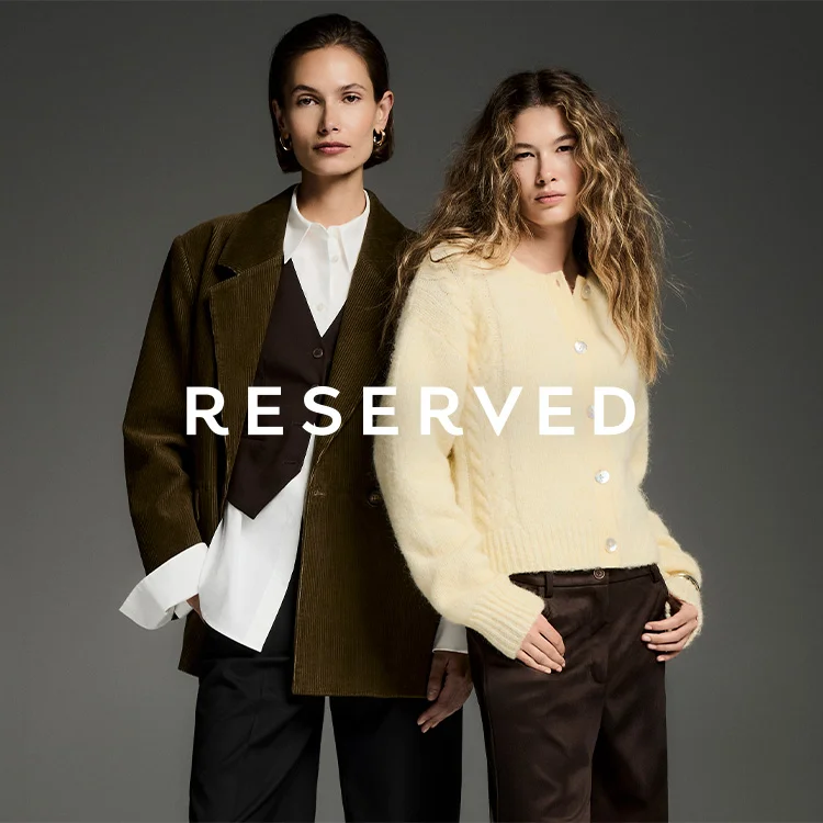 Dwie kobiety w eleganckich ubraniach marki Reserved.
