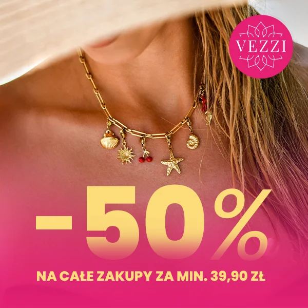 Kobieta w naszyjniku z muszelkami i gwiazdką, promocja 50%.