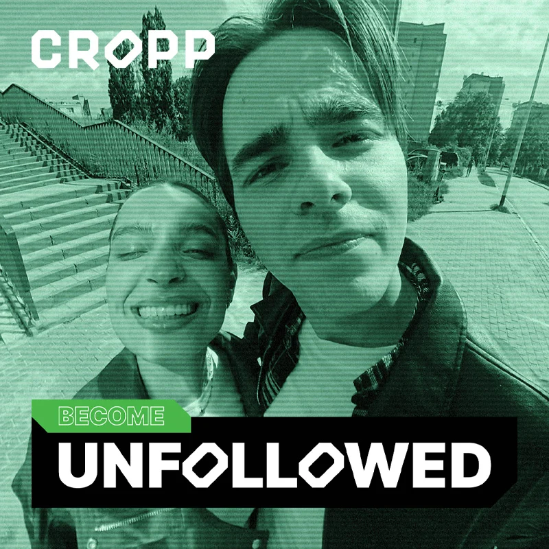 Dwoje młodych ludzi uśmiecha się do kamery na tle miejskiego krajobrazu.