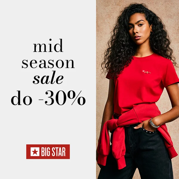 Kobieta w czerwonej koszulce, promocja do -30%.