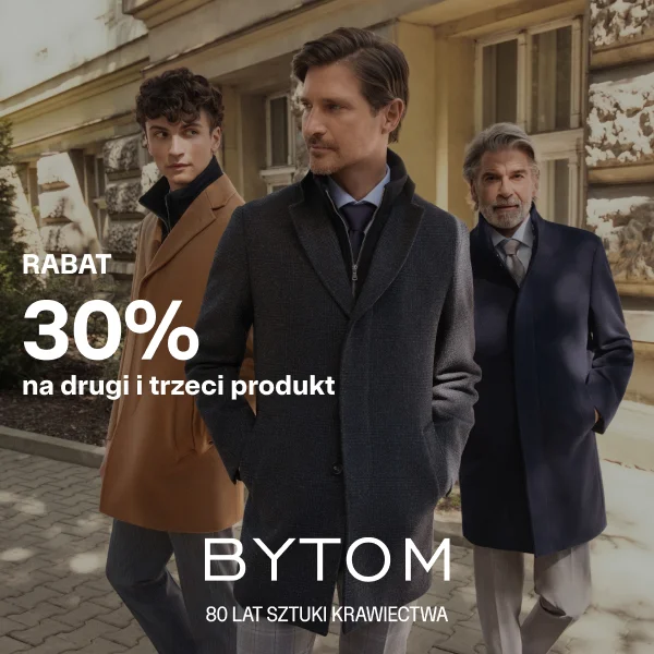 Trzech elegancko ubranych mężczyzn w płaszczach na ulicy.