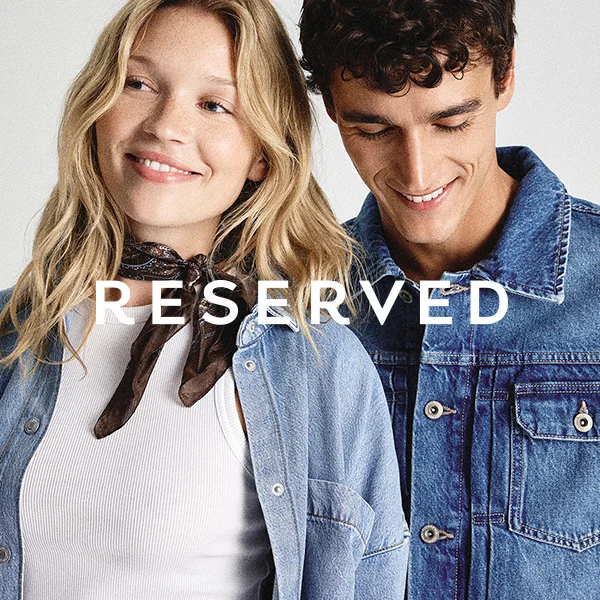 Para w dżinsowych kurtkach uśmiecha się.