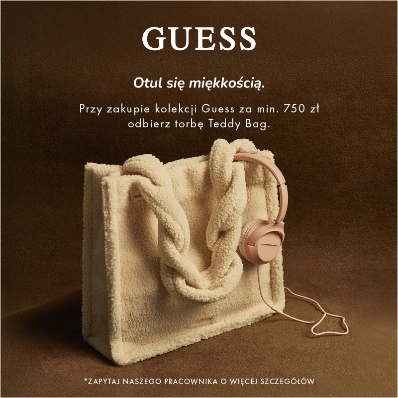 Beżowa torba Teddy Bag z kolekcji Guess na brązowym tle.