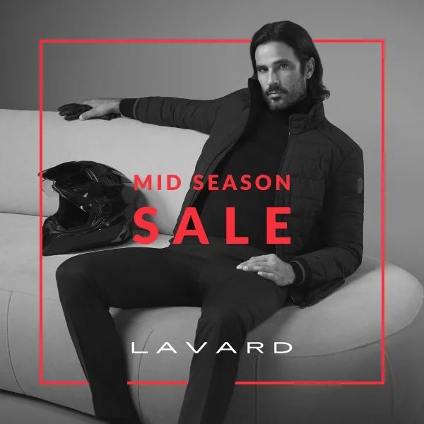 Mężczyzna w czarnej kurtce siedzący na kanapie obok kasku, promujący wyprzedaż w Lavard.