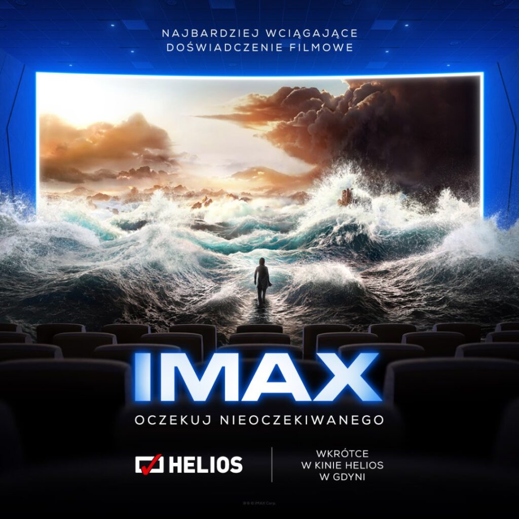 Sala kinowa IMAX z dużym ekranem i efektowną sceną morską.