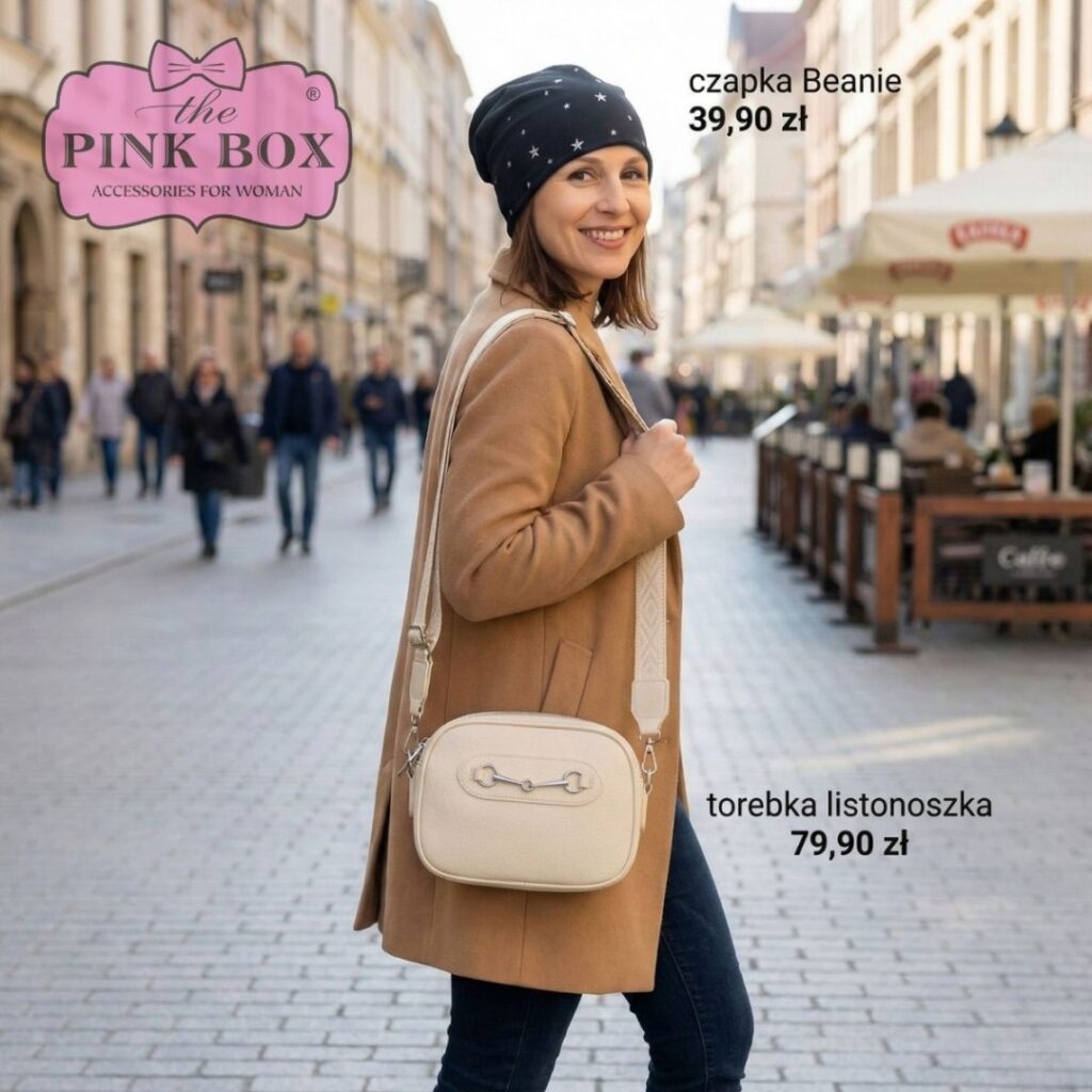 Kobieta w płaszczu i czapce Beanie z torebką listonoszką na ulicy.