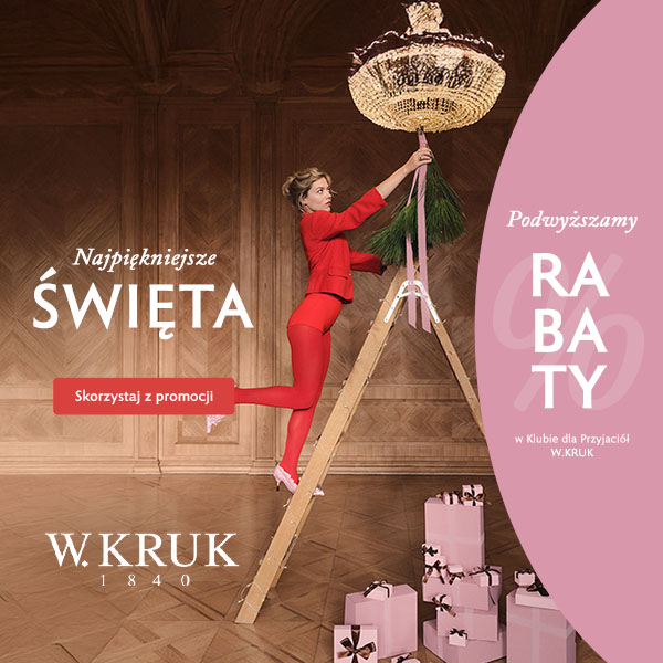 Kobieta na drabinie dekoruje żyrandol, otoczenie świąteczne.