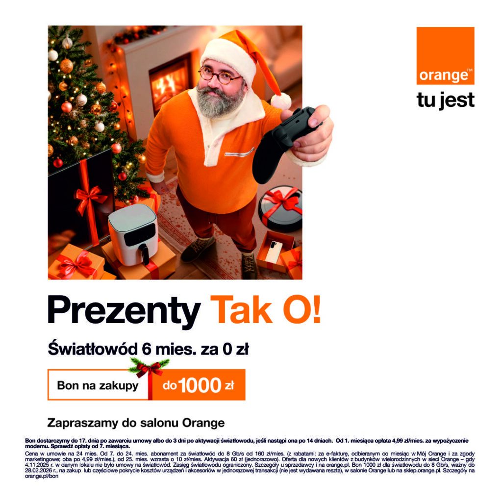 Mężczyzna w stroju świętego Mikołaja trzymający prezent w salonie Orange.