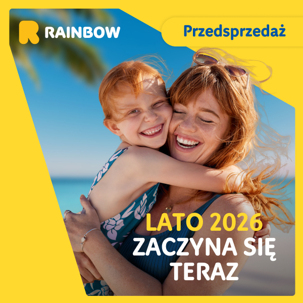 Uśmiechnięta matka z córką na plaży, lato 2026.