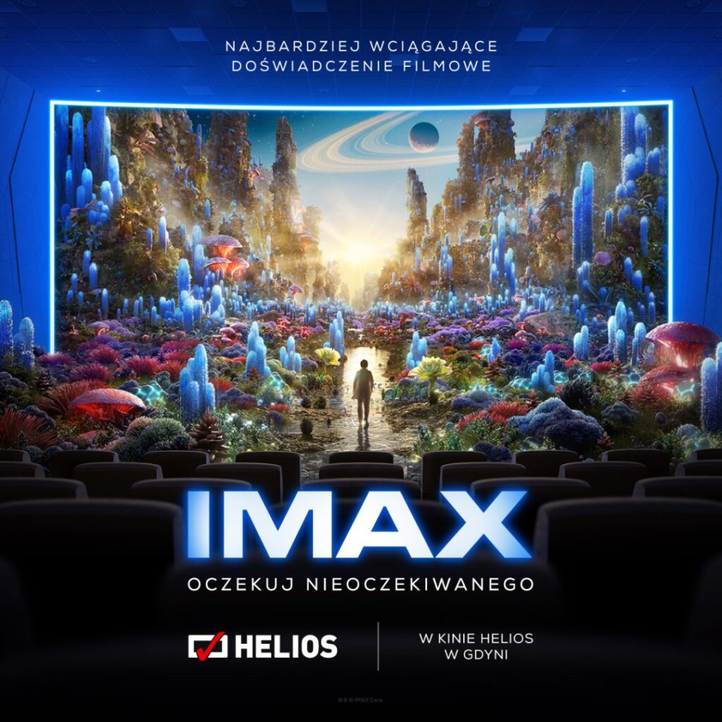 Sala kinowa IMAX z kolorową scenografią w Gdyni.