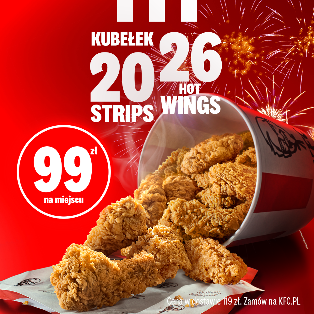 Kubełek KFC z stripsami i hot wings na tle fajerwerków.