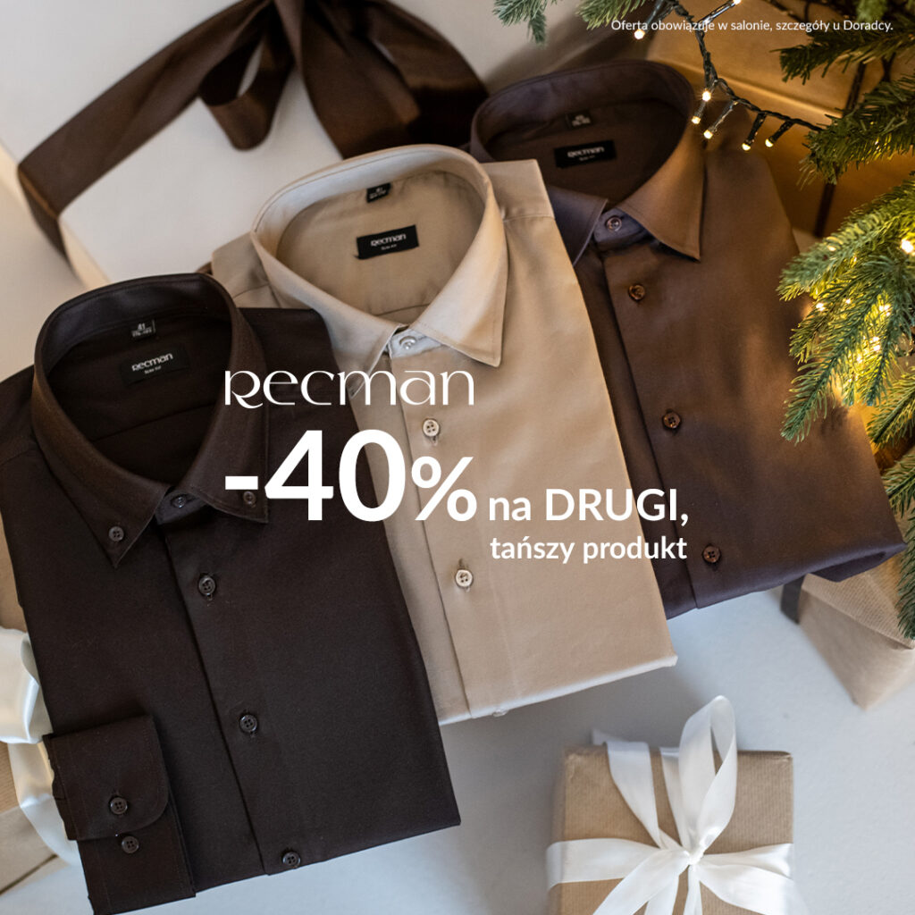 Trzy koszule w świątecznej promocji obok choinki i prezentów.