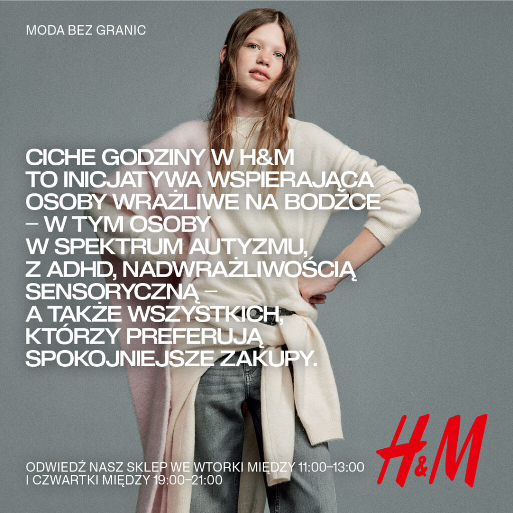 Modelka w modnym stroju z napisem o cichych godzinach w H&M.