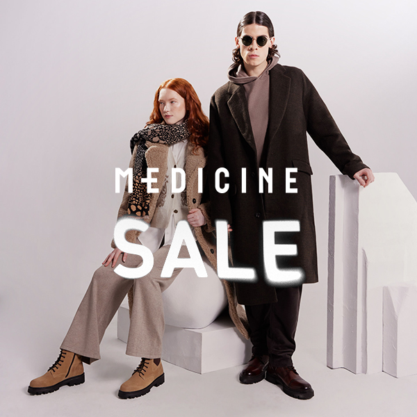 Para w zimowych płaszczach na wyprzedaży w Centrum Riviera.