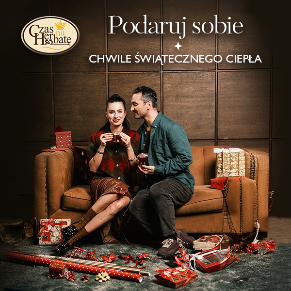 Para siedząca przy prezentach, pijąca herbatę w świątecznej atmosferze.