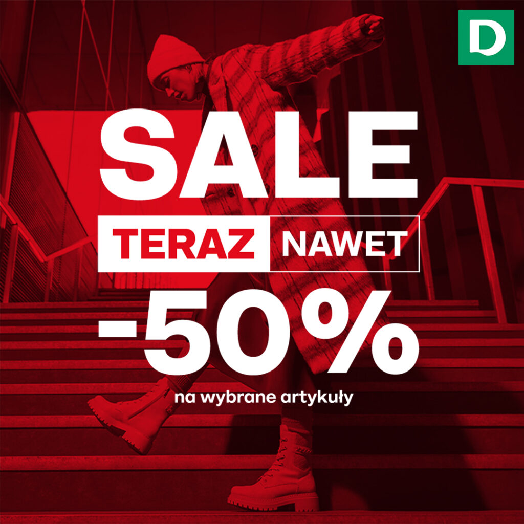 Osoba w płaszczu na schodach, napis: Sale teraz nawet -50%.