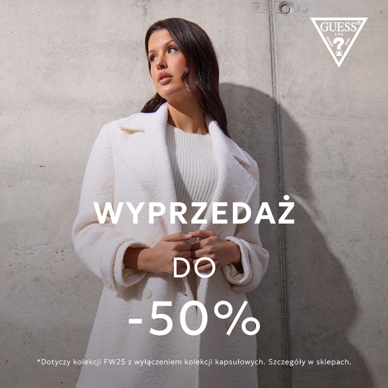 Modelka w białym płaszczu Guess na wyprzedaży do 50%.