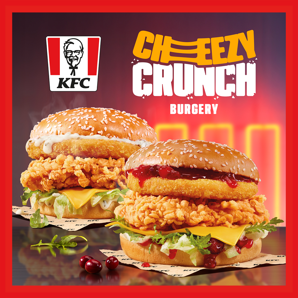 Dwa burgery KFC Cheezy Crunch z chrupiącym kurczakiem i serem.