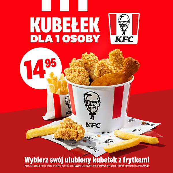Kubełek KFC z kurczakiem i frytkami na czerwonym tle.