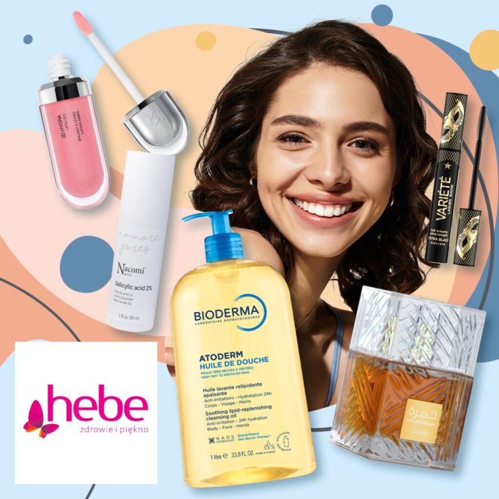 Uśmiechnięta kobieta otoczona różnymi kosmetykami.