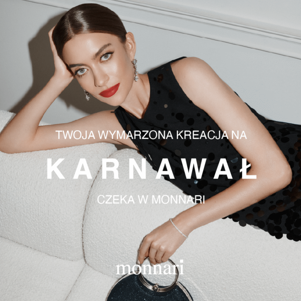 Kobieta w eleganckiej czarnej sukni na kanapie.