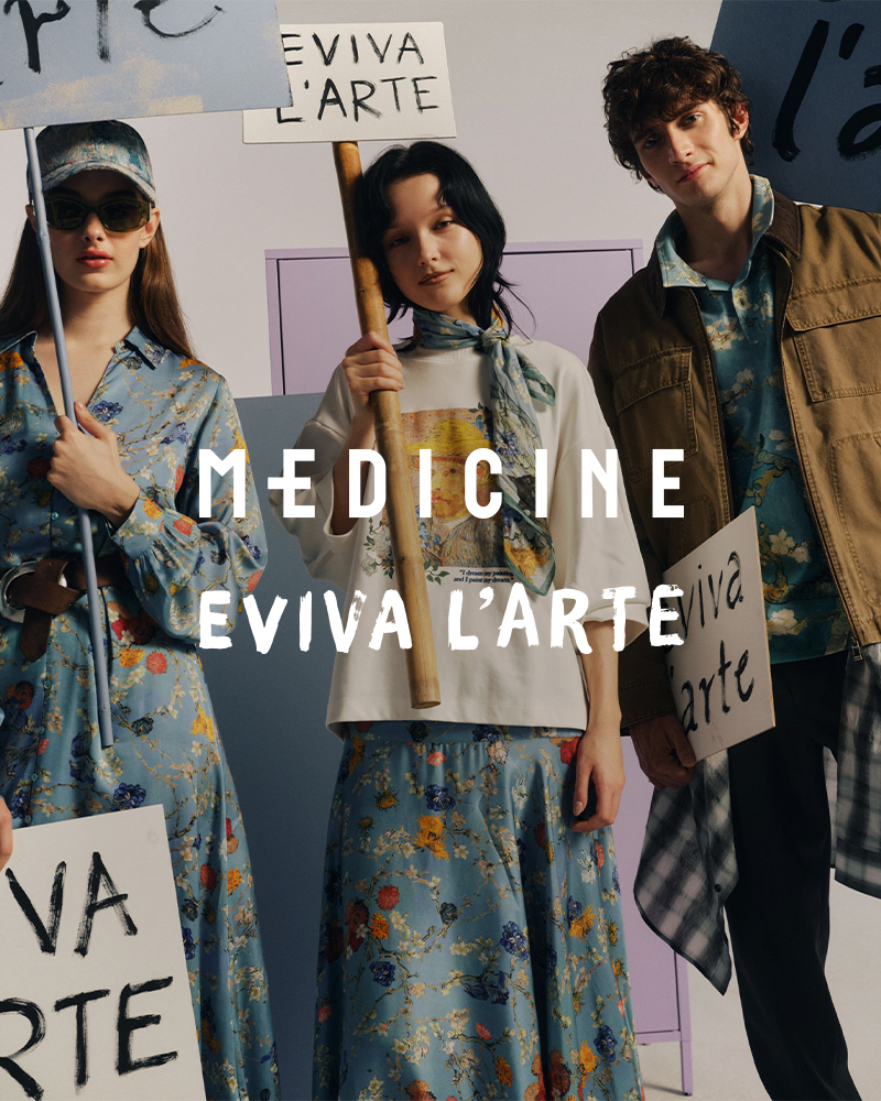 Trzy osoby w wiosennych ubraniach z plakatami Eviva L'Arte.