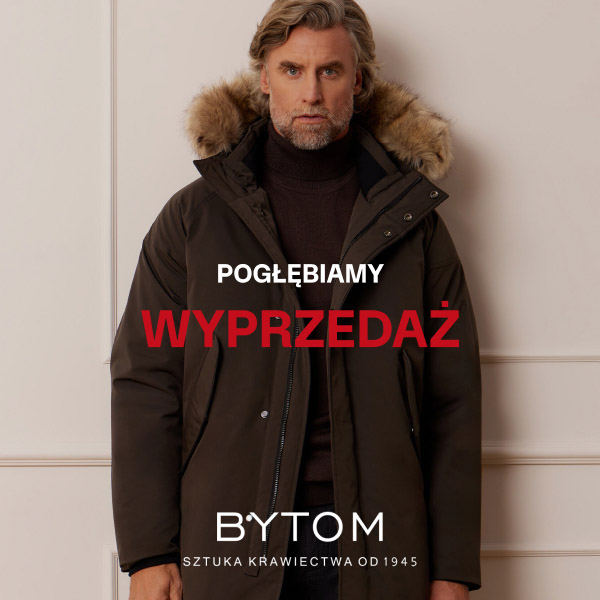 Mężczyzna w puchowej kurtce z futrzanym kapturem