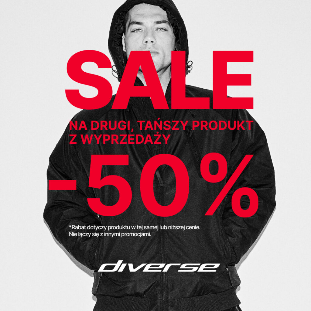 Mężczyzna w czarnej kurtce, napis SALE -50%