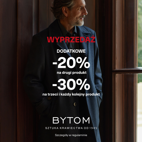 Mężczyzna w płaszczu patrzący przez okno, promocja odzieży męskiej.