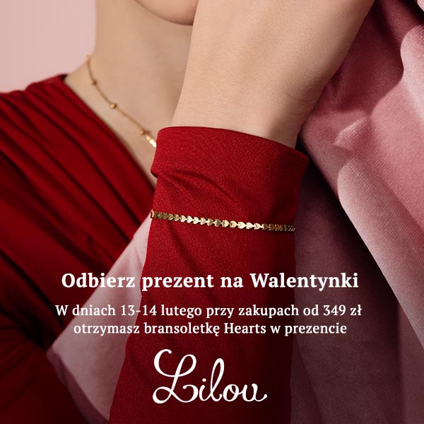 Złota bransoletka na ręce kobiety w czerwonej sukience.