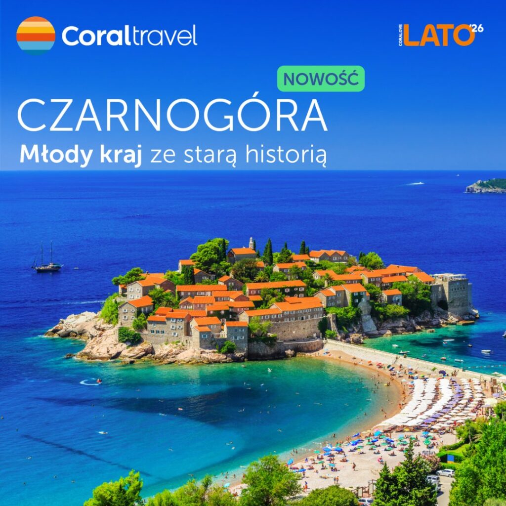 Widok na wyspę z plażą i zabudowaniami w Czarnogórze.