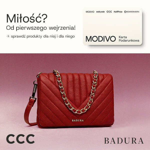 Czerwona torebka z łańcuszkiem na tle reklamy karty podarunkowej.