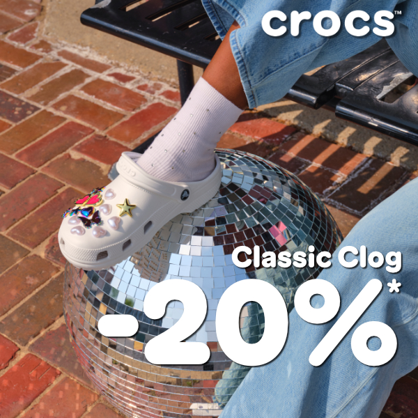 Białe klapki Crocs na lustrzanej kuli, promocja -20%.