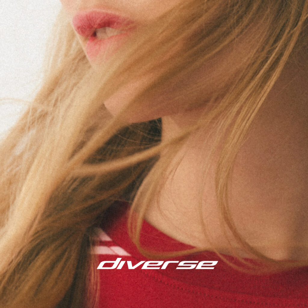 Zbliżenie na kobietę z blond włosami i logo Diverse
