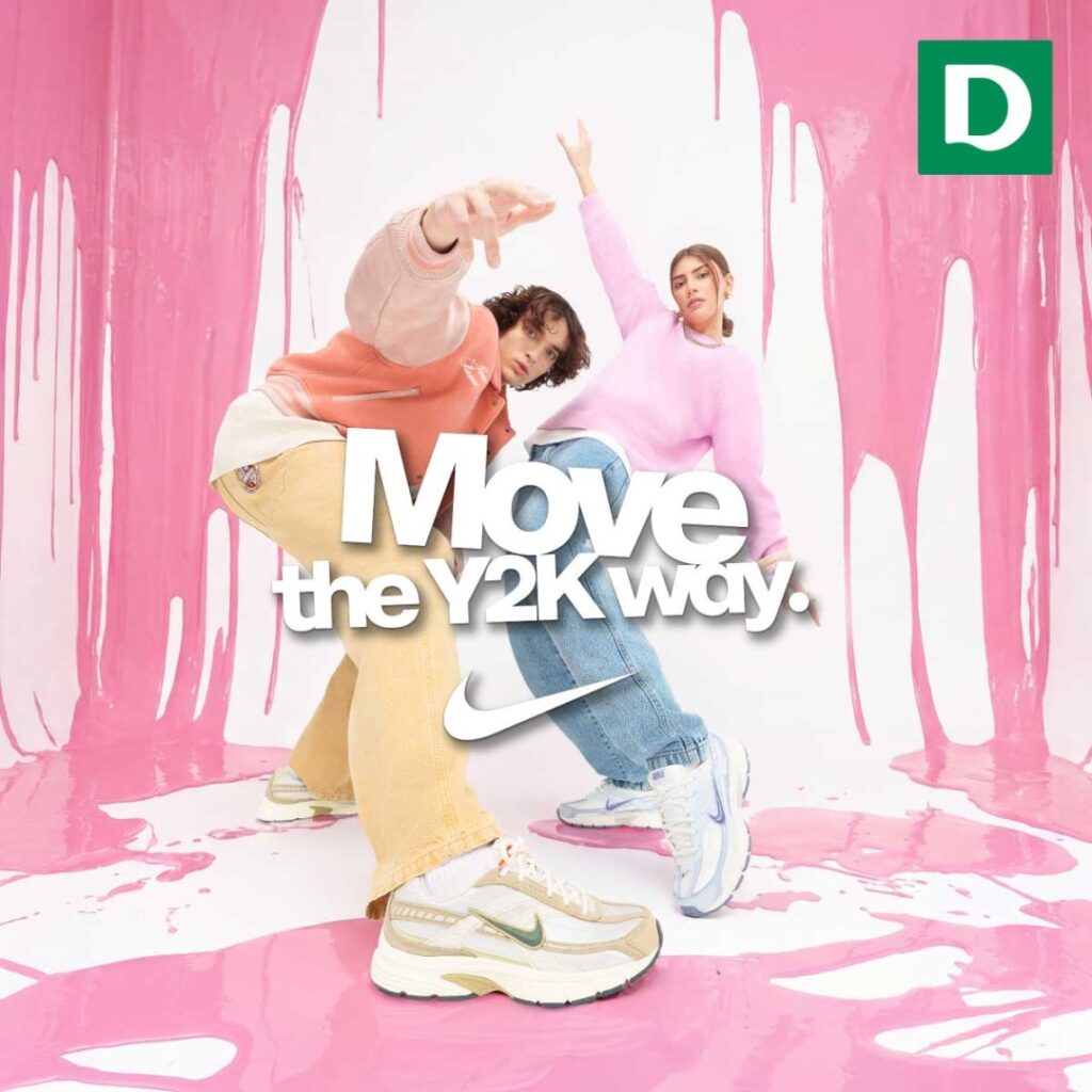 Dwie osoby w stylizacji Y2K na tle różowej farby.