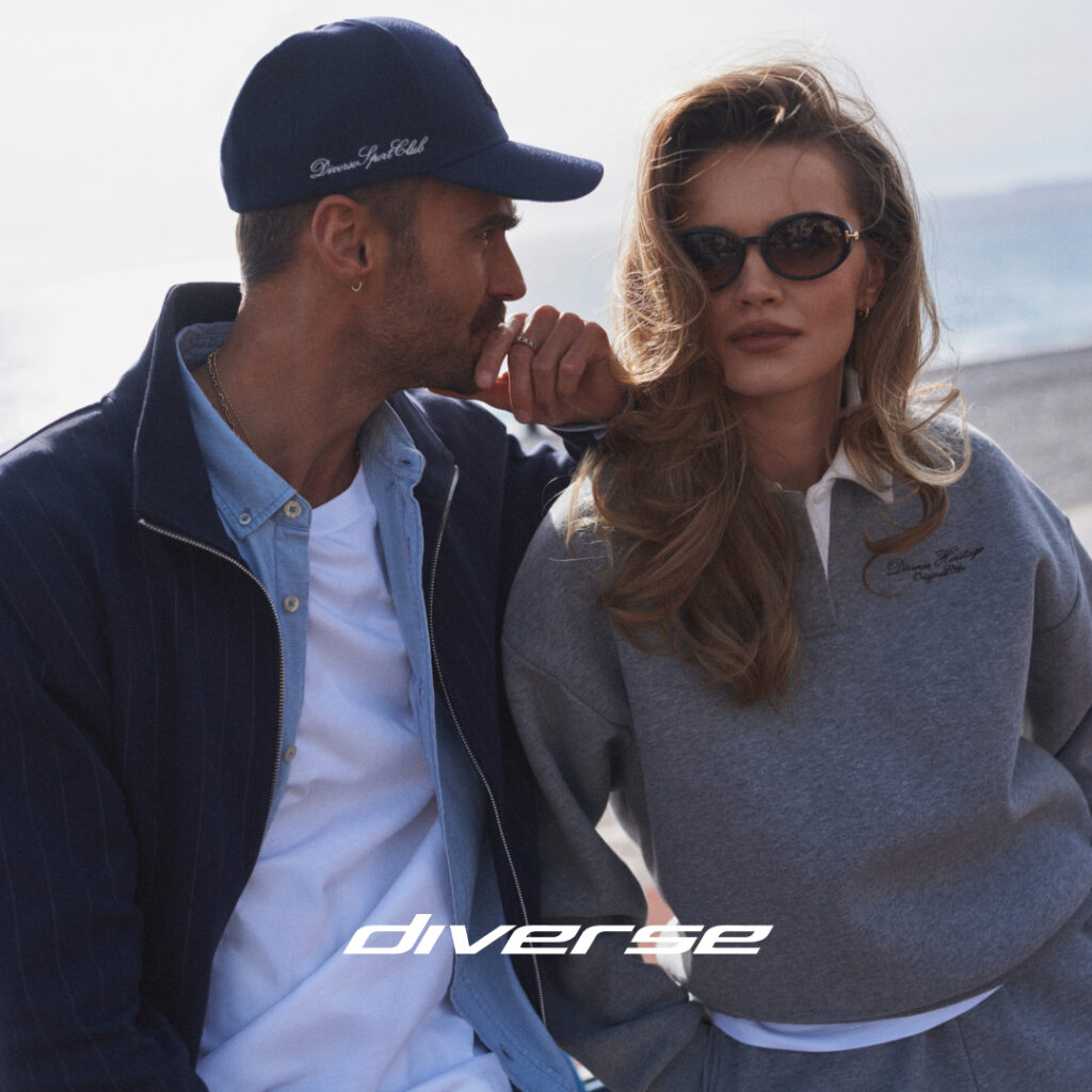 Modna para w stylowych ubraniach Diverse na zewnątrz.