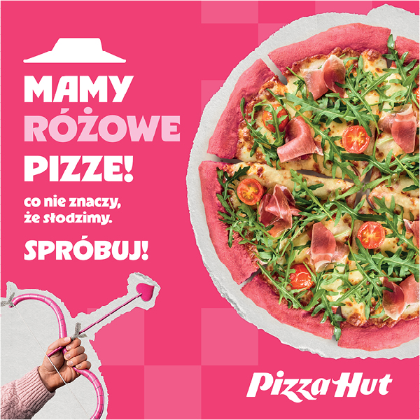Różowa pizza z rukolą i szynką na Walentynki.