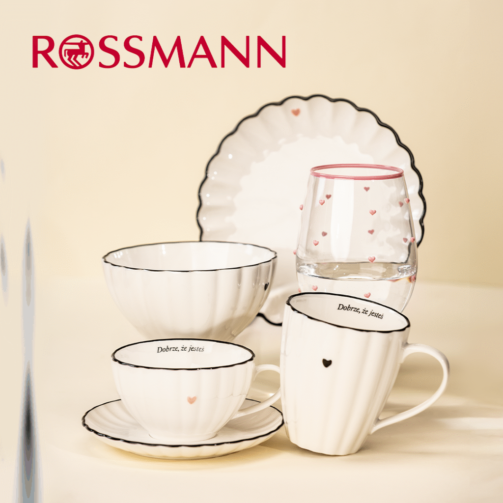 Zestaw porcelany z motywem serc i napisem 'Dobrze, że jesteś'.