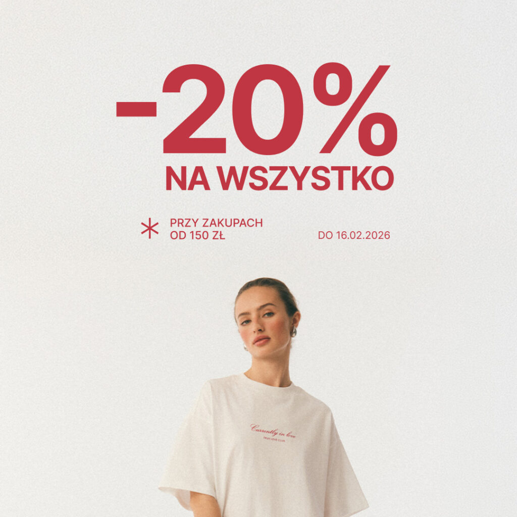 Kobieta w białej koszulce z napisem, promocja -20% na wszystko.
