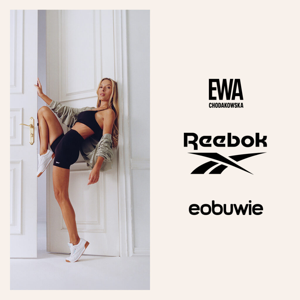 Kobieta w sportowym stroju przy drzwiach, logo Ewa Chodakowska i Reebok