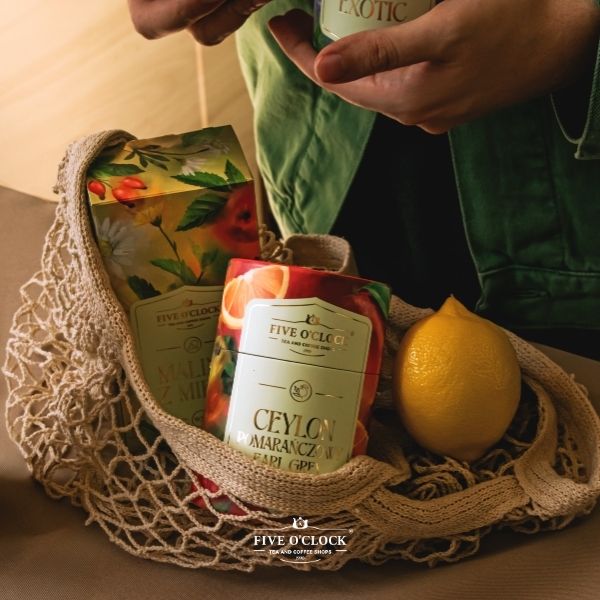 Herbata w siatce z cytryną na stole.