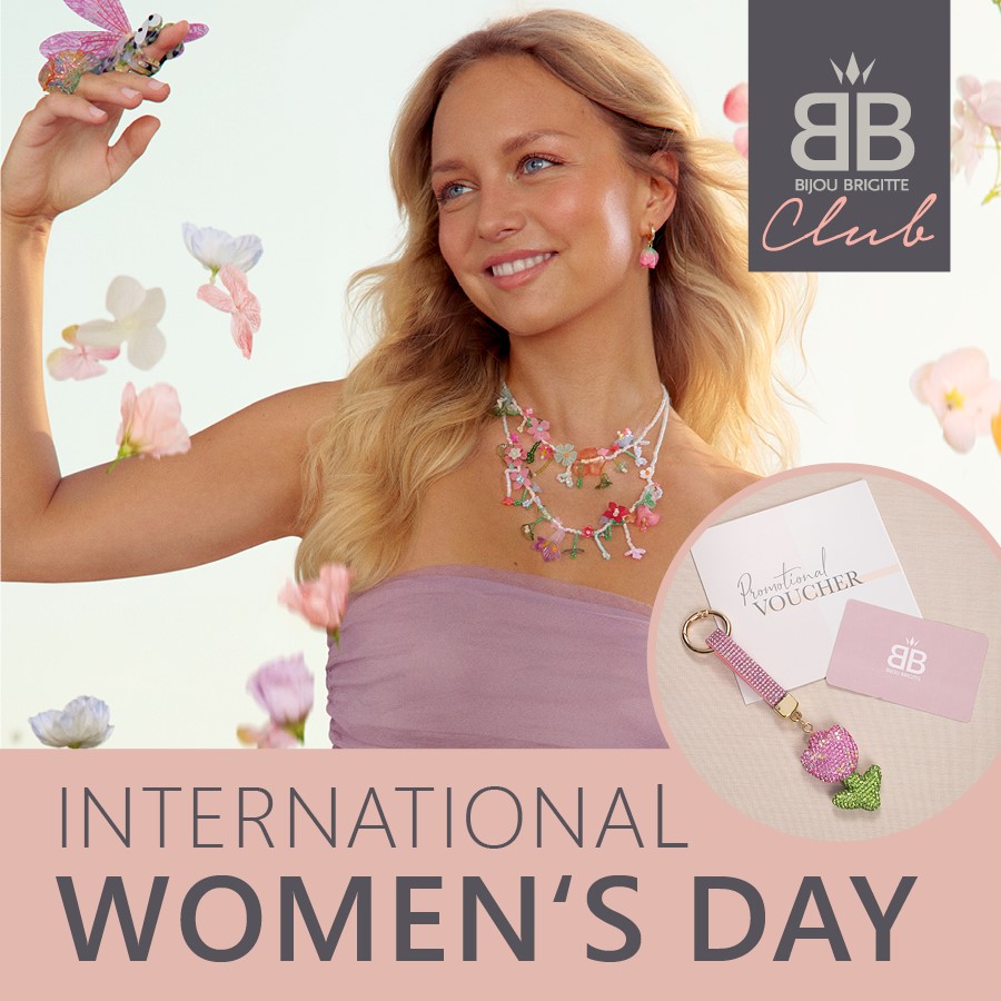 Kobieta z biżuterią i kwiatami, świętująca Dzień Kobiet.