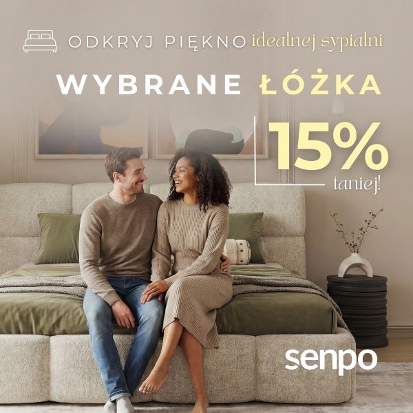 Para siedząca na łóżku w sypialni, promocja 15% taniej.