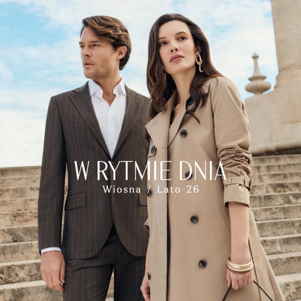 Para w eleganckiej odzieży na tle schodów i nieba.