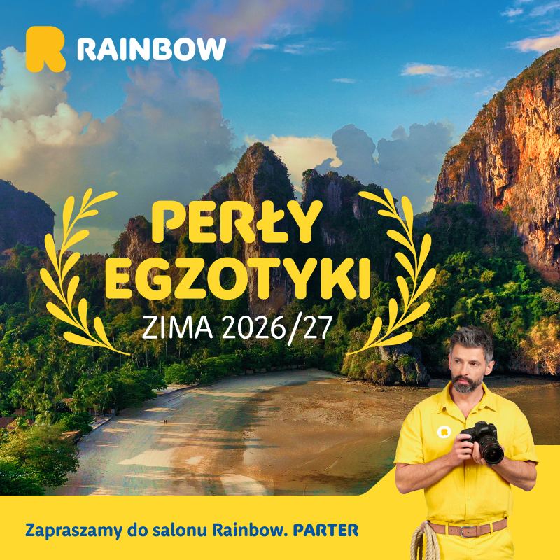 Mężczyzna z aparatem na tle egzotycznego krajobrazu.