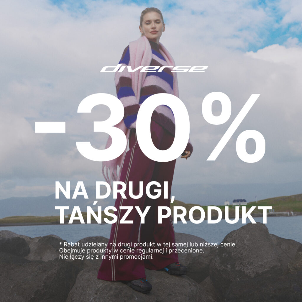 Kobieta w modnym stroju na tle krajobrazu, zniżka 30% na drugi produkt.