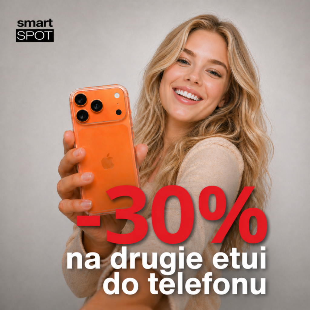 Uśmiechnięta kobieta trzyma pomarańczowe etui na telefon.