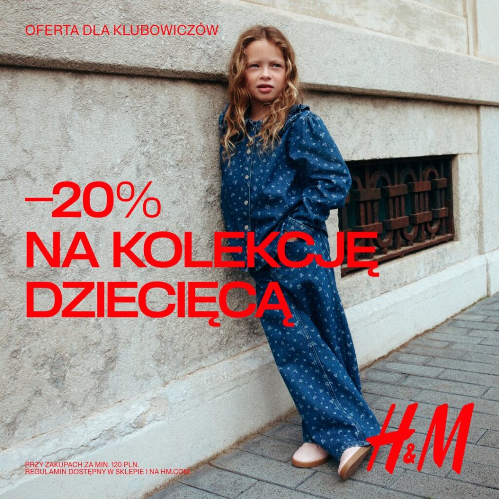 Dziewczynka w niebieskim stroju, promocja -20% na kolekcję dziecięcą.