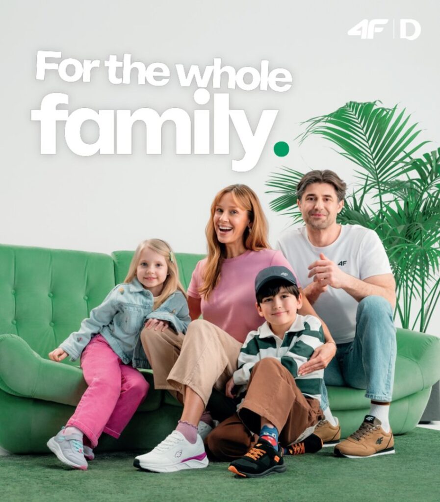 Rodzina siedząca na zielonej kanapie w Centrum Riviera.