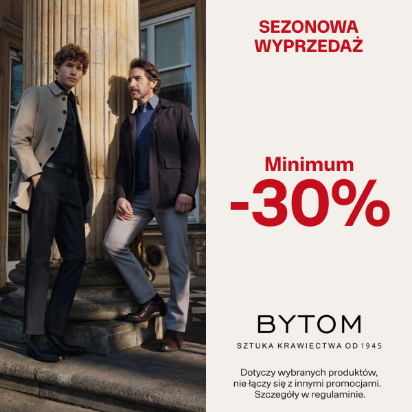 Dwóch mężczyzn w eleganckiej odzieży na wyprzedaży sezonowej.